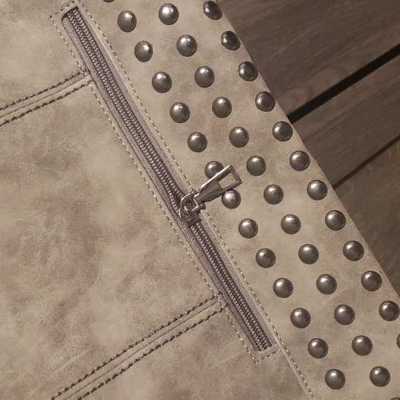 💕HP💕1 Left ❣️New boutique vintage look vegan suede studded bag - Picture 7 of 14